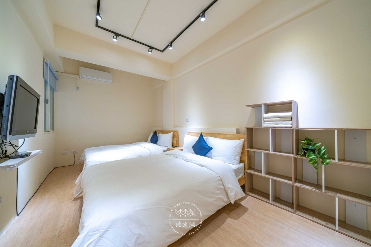 山月隨歸二館